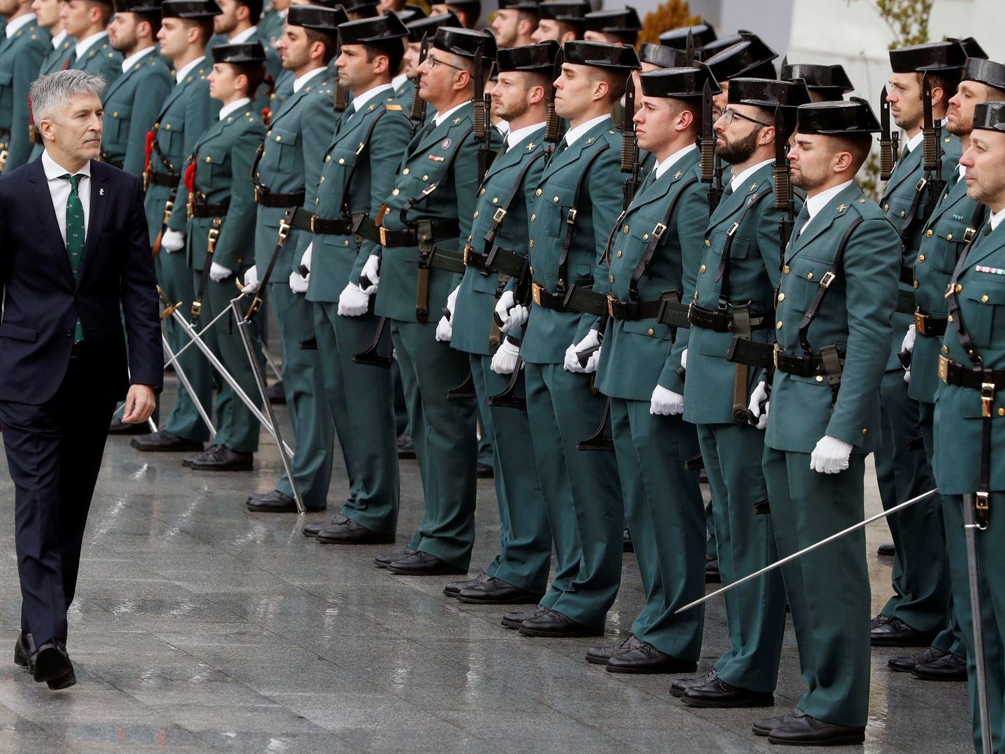 El ministro de Interior, Fernando Grande-Marlaska, pasa revista durante el acto de toma de posesión de la nueva directora general de la Guardia Civil. (EFE)