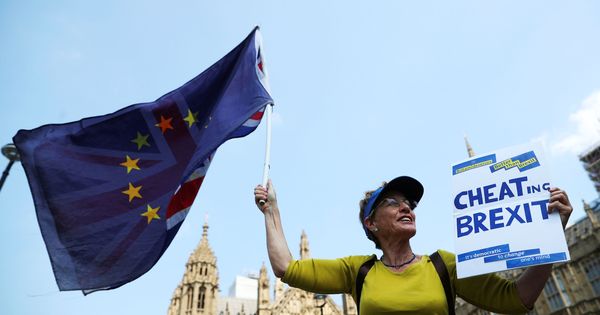 Foto: Una manifestante contra el Brexit frente a Westminster, el 8 de mayo de 2018. (Reuters)