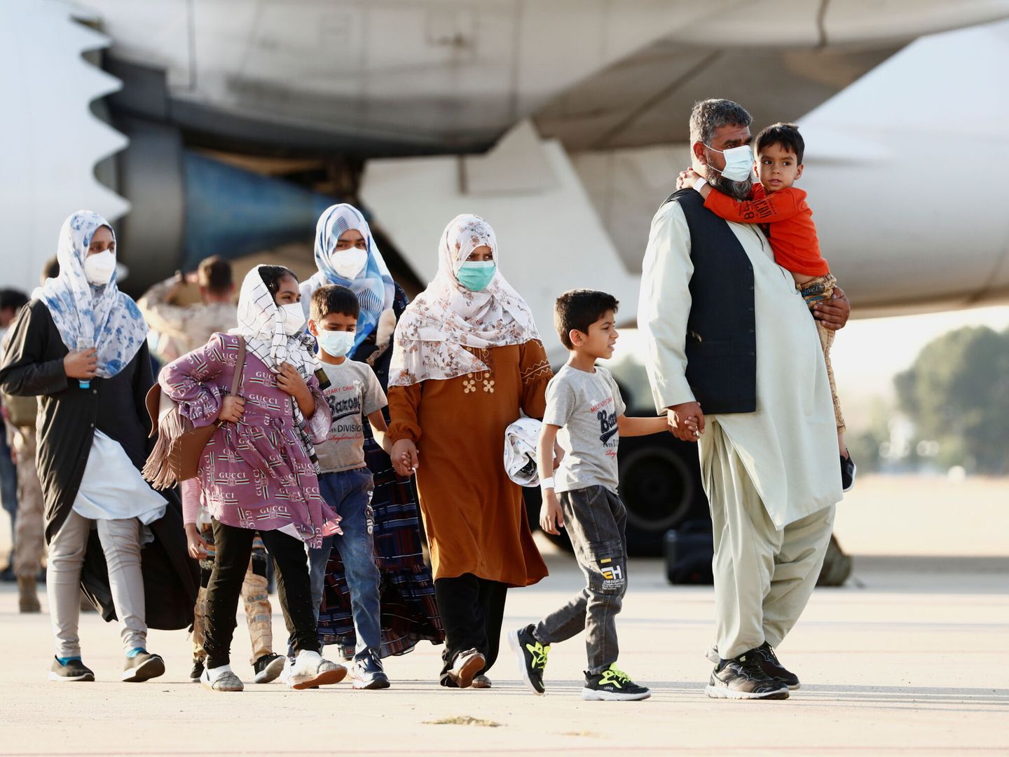 Ciudadanos afganos evacuados aterrizando en Torrejón de Ardoz. (EFE)