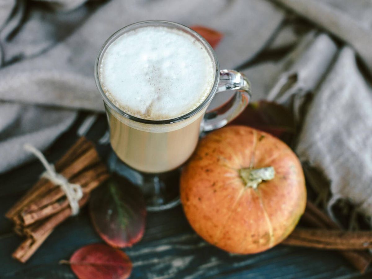 Foto: Cómo hacer en casa el 'pumpkin spice latte' como el de Starbucks. (Boyarkinamarina para Freepik)