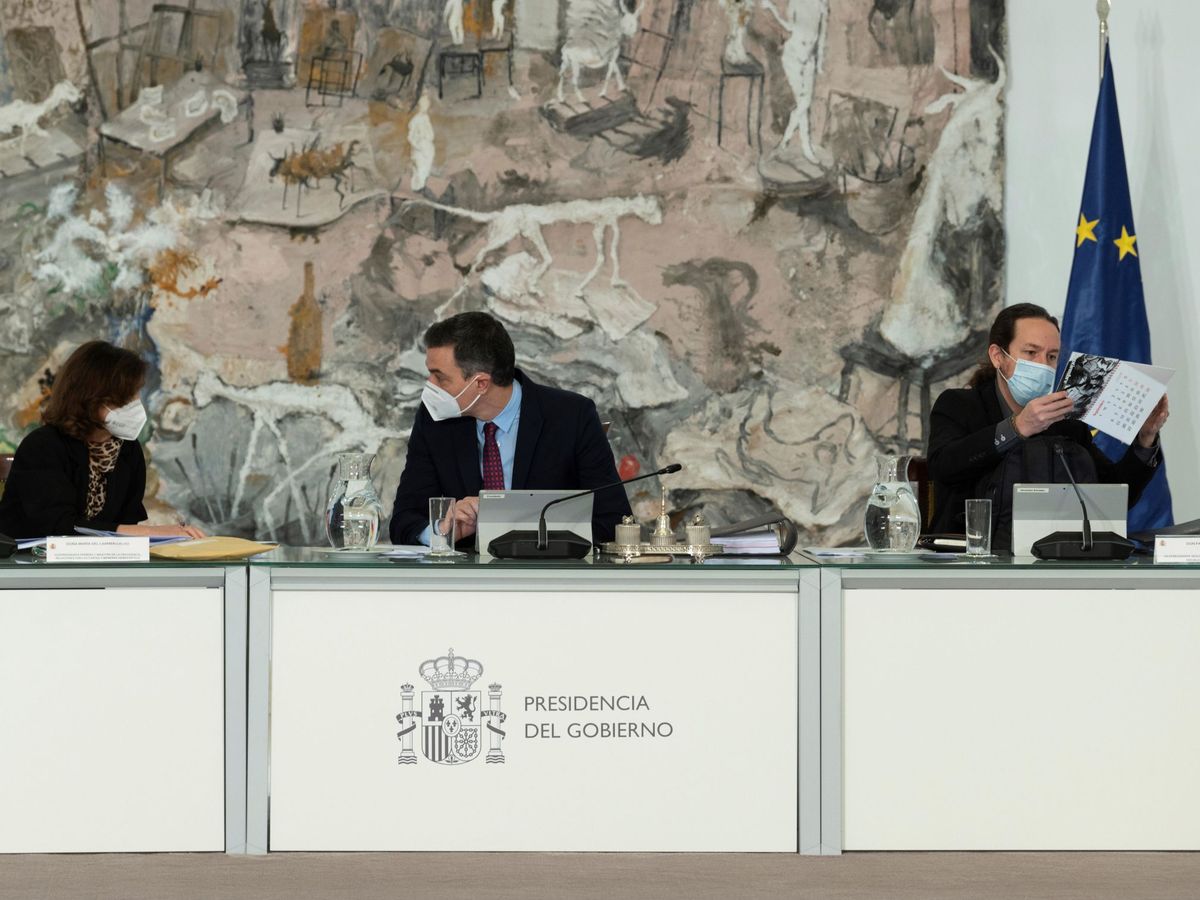 Foto: El presidente del Gobierno, Pedro Sánchez (c), la vicepresidenta primera, Carmen Calvo, y el vicepresidente segundo, Pablo Iglesias. (EFE)