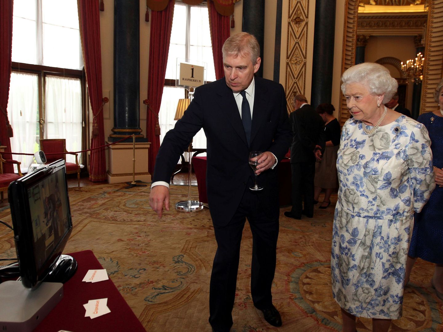 El príncipe Andrés junto a la reina Isabel, en una imagen de archivo. (Reuters)