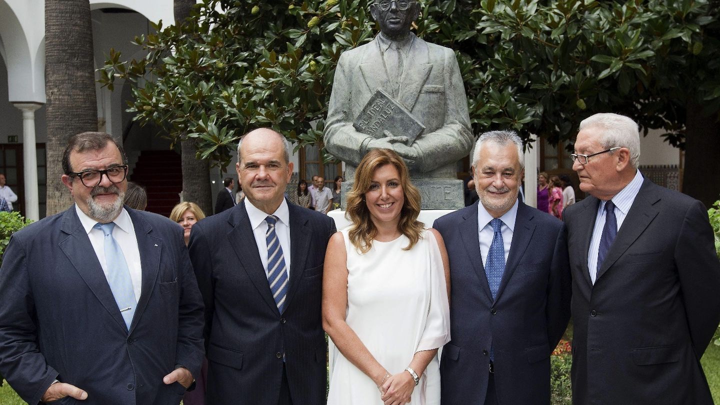 Susana Díaz, entre los cuatro expresidentes socialistas de la Junta de Andalucía. (EFE)