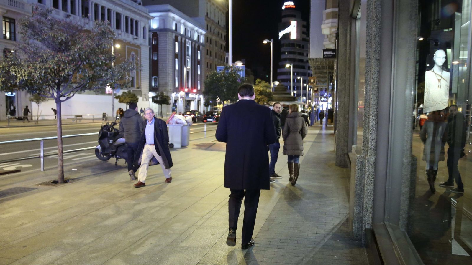 Foto: Tomás Gómez camina por Madrid tras conceder una entrevista el día que fue cesado por Pedro Sánchez. (EFE)