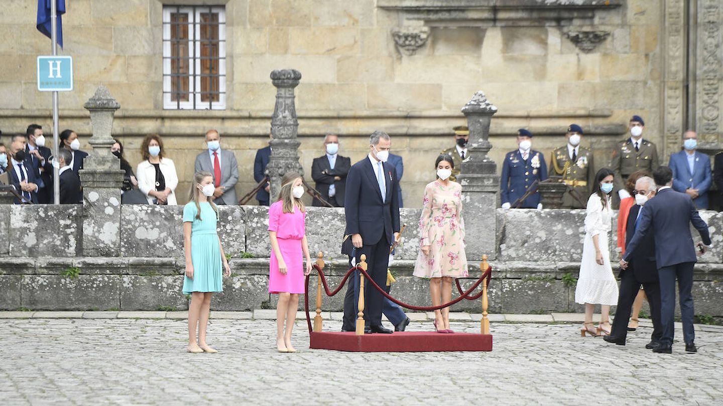 La familia Real en la Plaza del Obradoiro. (Limited Pictures)