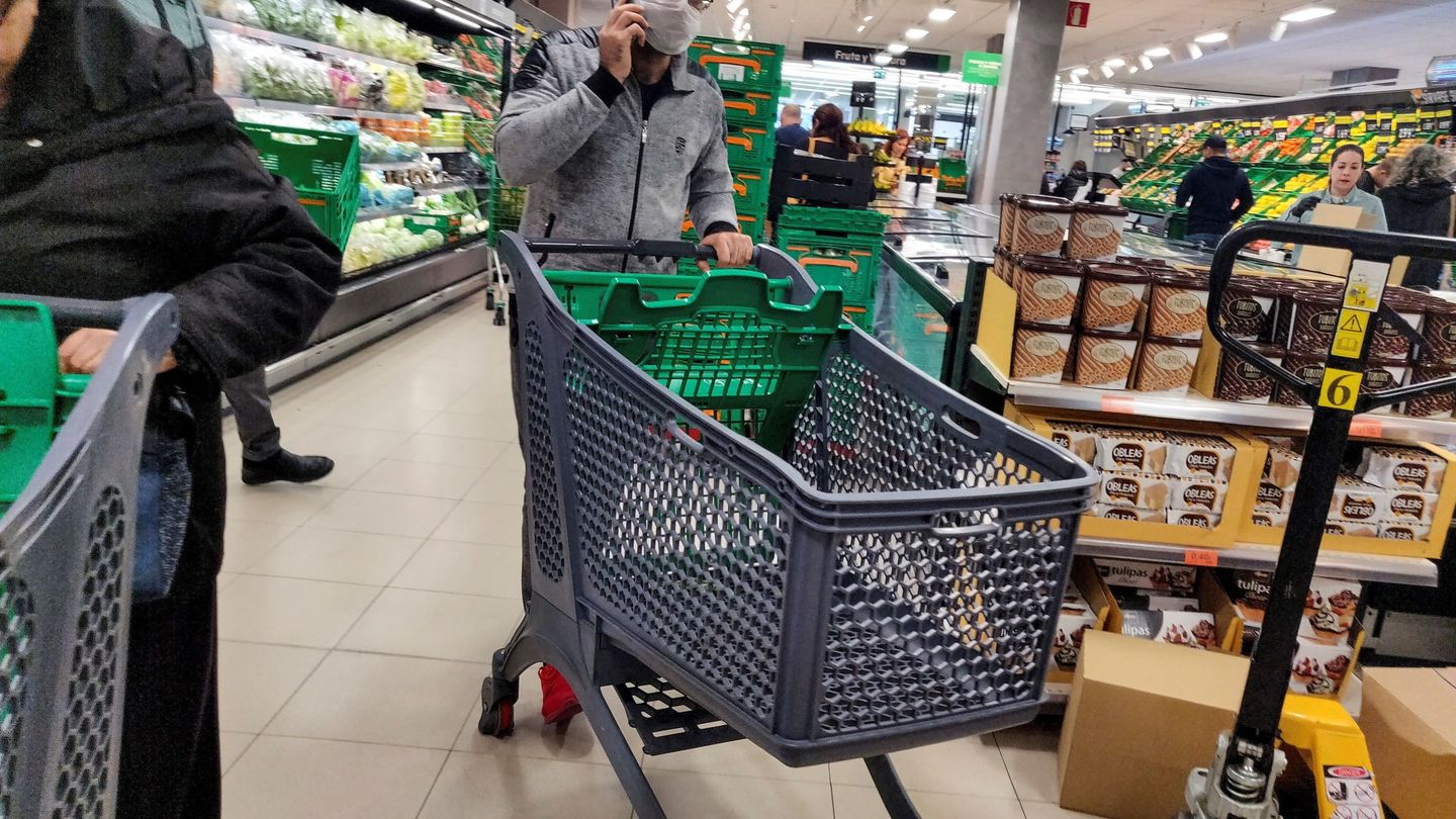 Un hombre hace la compra con mascarilla en un supermercado de Madrid. (EFE)
