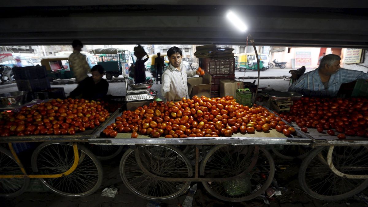 La 'tomatormenta' perfecta de India: el precio del tomate sube un 700% y cuesta más que la gasolina