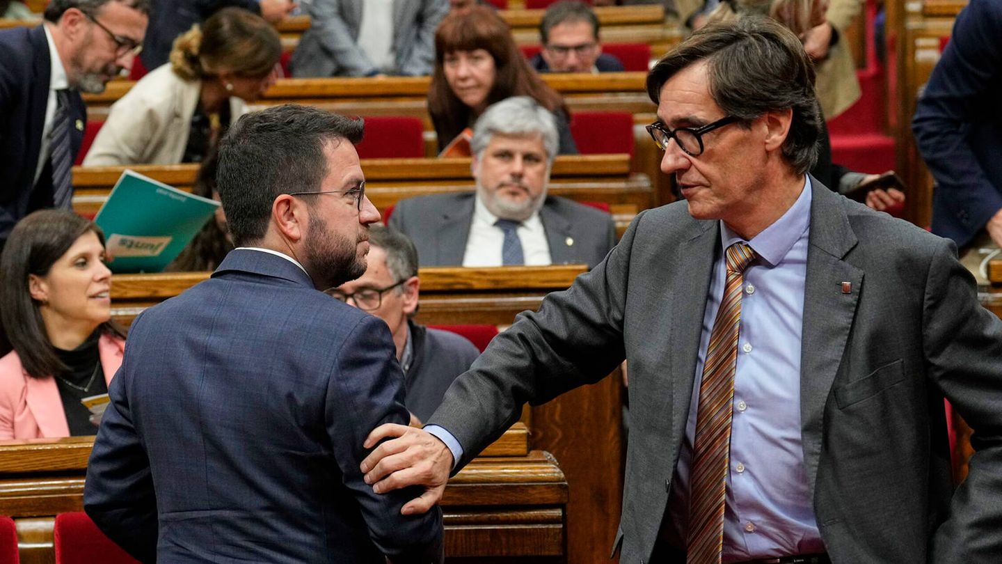 Pere Aragonès y Salvador Illa, en el Parlament el mes pasado. (EFE/Alejandro García)