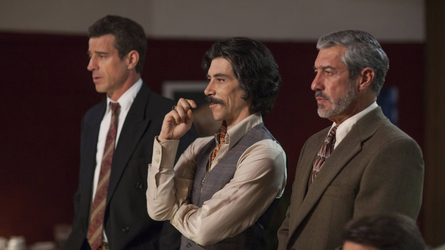 Óscar Jaenada, en el centro, caracterizado como Luisito Rey. (Netflix)