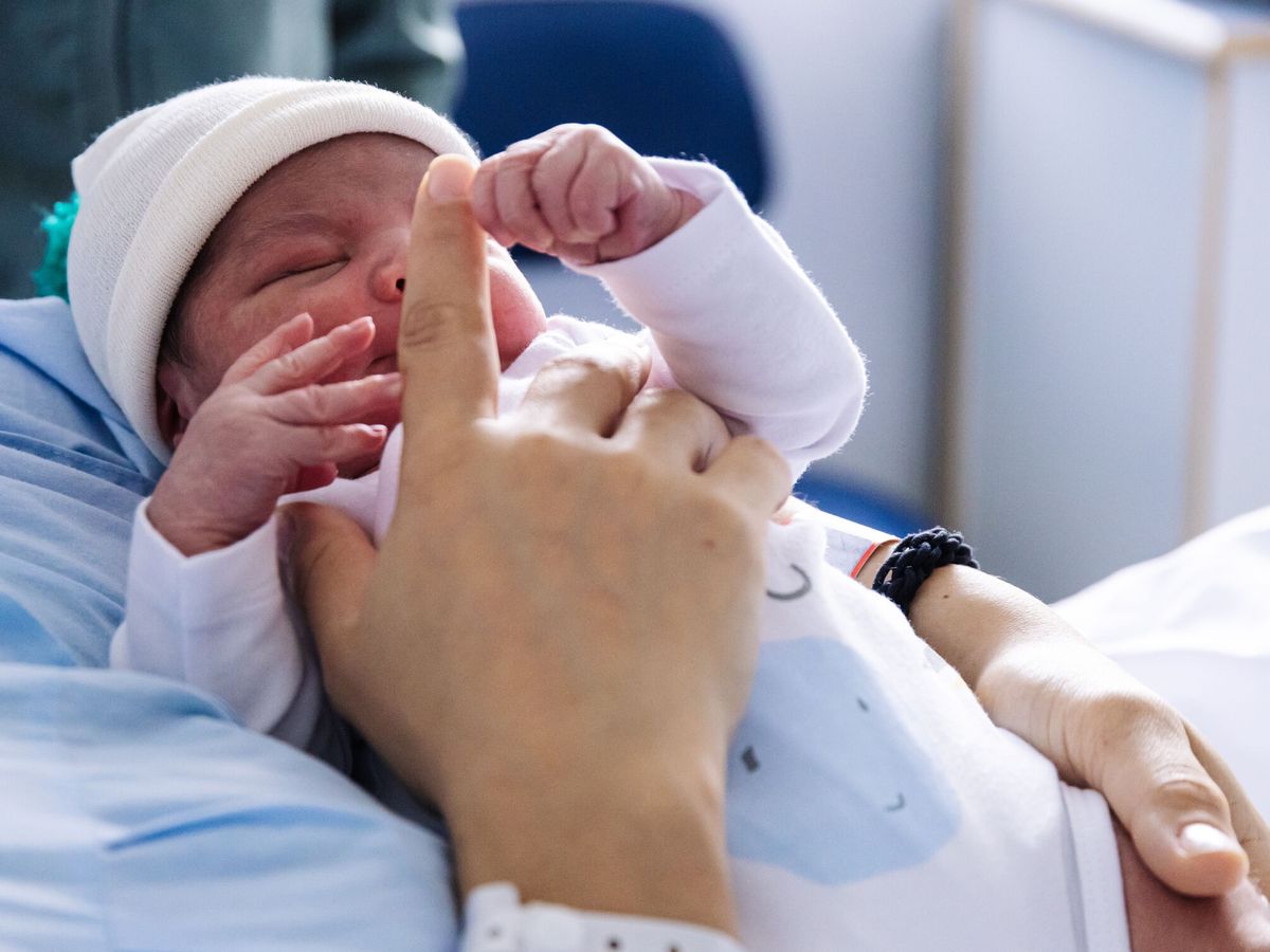 Foto: Un bebé recién nacido en el Hospital Universitario La Paz. (Europa Press/Carlos Luján)