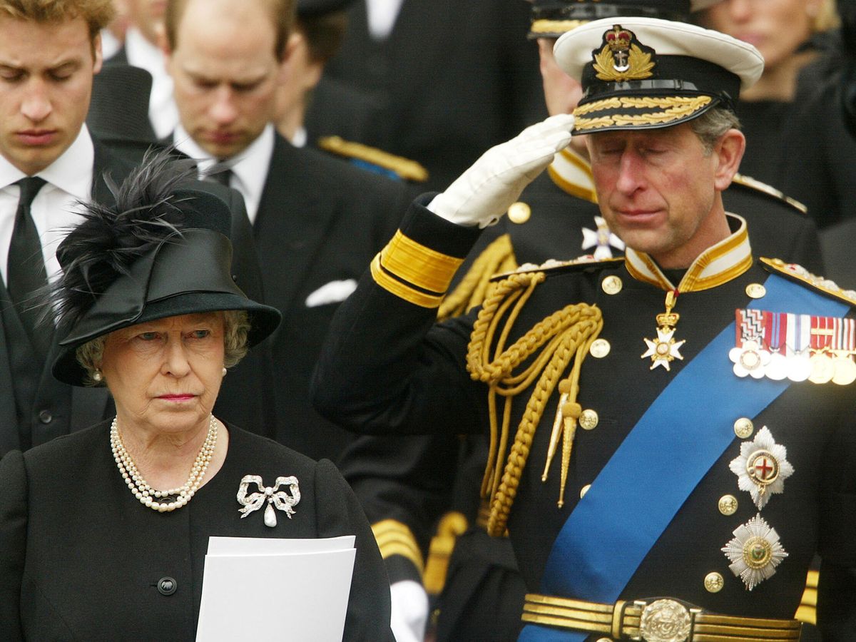Foto: Isabel II, junto con su hijo y actual rey, Carlos III. (Reuters)