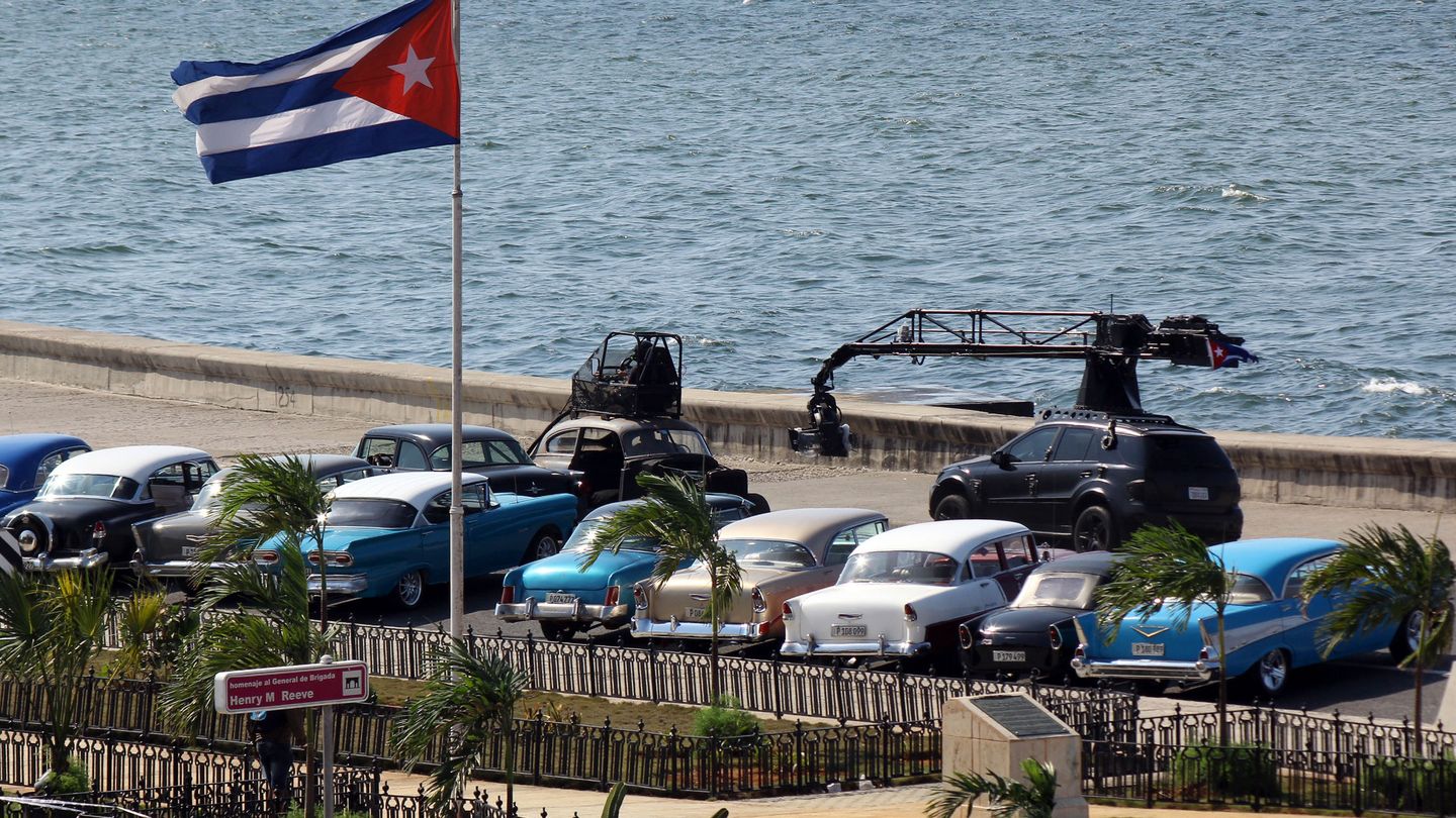 Momento del rodaje de la octava entrega de 'Fast and Furious' en La Habana. (EFE)