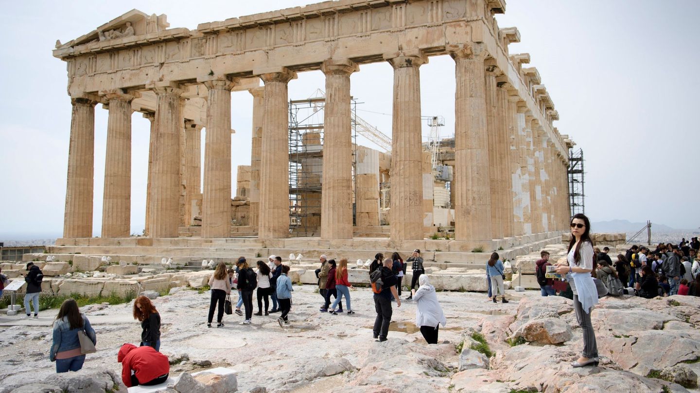  Varios turistas visitan el Partenon en la Acrópolis de Atenas, en Grecia (EFE)