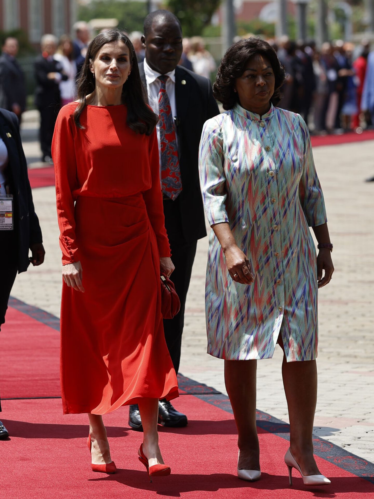 La reina Letizia junto a la primera dama angoleña, Ana Afonso Dias. (EFE/Luis Tejido)