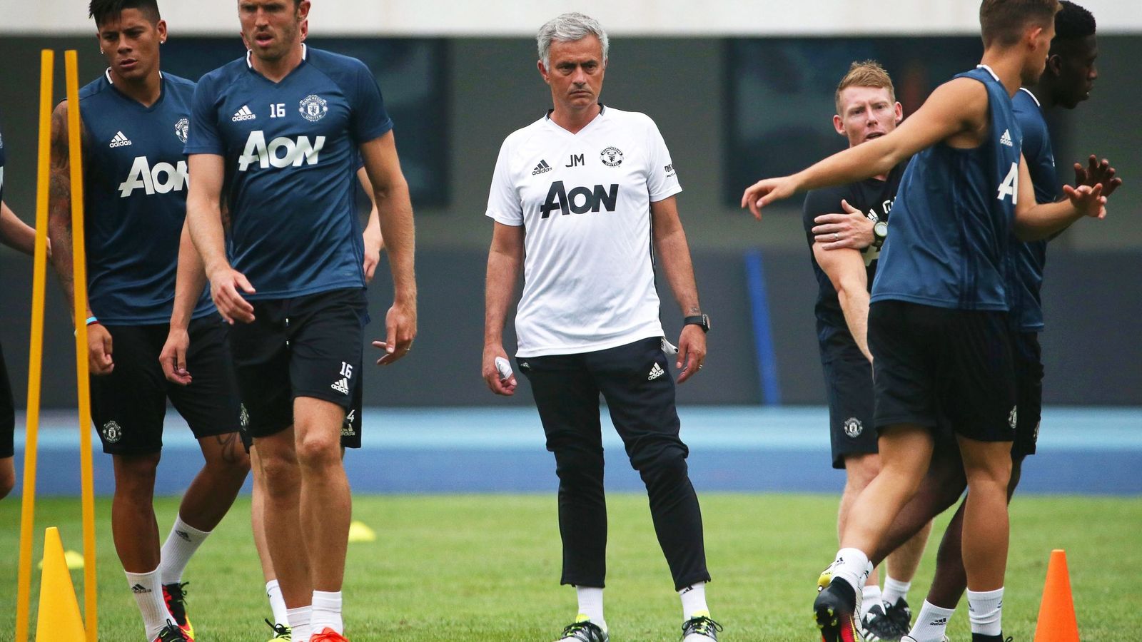 Foto: Mourinho dirige un entrenamiento del Manchester (How Hwee Young/EFE/EPA)