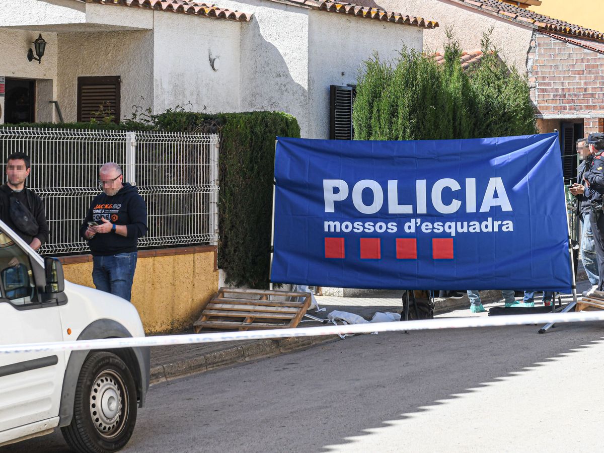 Foto: Varios agentes de los Mossos d'Esquadra trabajan en el lugar de los hechos. (Europa Press/Gloria Sánchez)