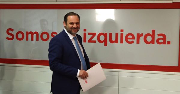 Foto: José Luis Ábalos, secretario de Organización del PSOE, a su llegada a la rueda de prensa en Ferraz de este 13 de abril. (EFE)