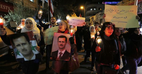 Foto: Partidarios de Bashar Al Assad celebran una vigilia en la plaza Omeya en Damasco, el 30 de diciembre de 2016. (EFE)