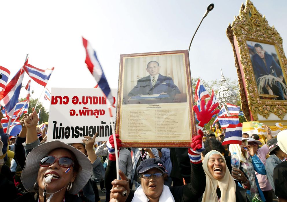 Foto: Manifestantes contrarios al Gobierno con un cartel contra Thaksin. (Reuters)
