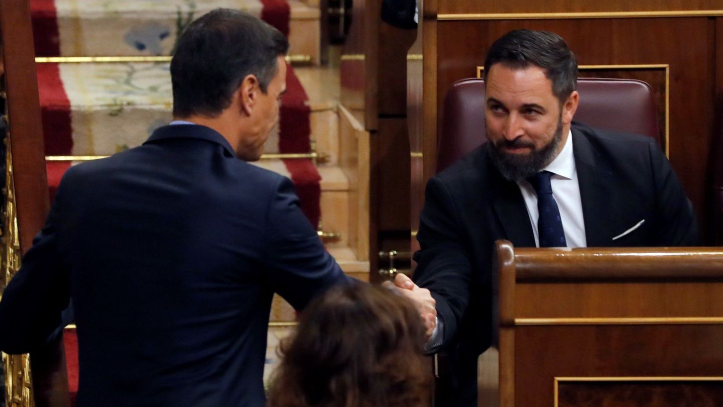 El presidente del Gobierno en funciones, Pedro Sánchez (i), saluda al líder de Vox, Santiago Abascal. (EFE)