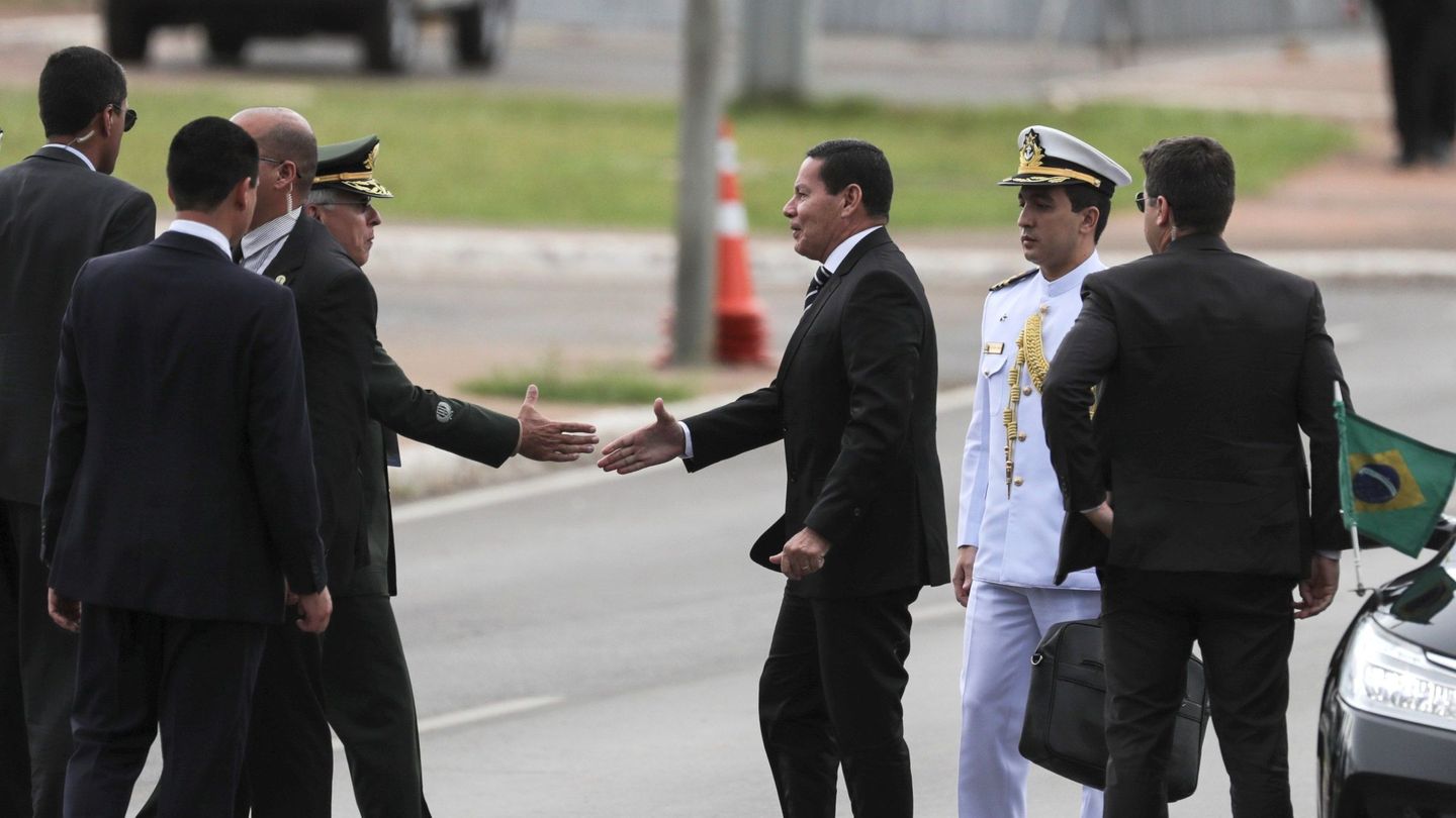 El vicepresidente, el general en la reserva del Ejército Hamilton Mourao, llega a la posesión del nuevo presidente, Jair Bolsonaro, en el Palacio de Planalto, en Brasilia. (EFE)