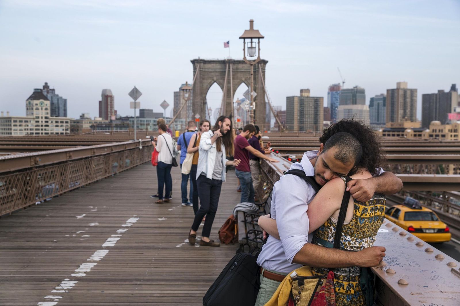Foto: Una pareja se abraza sobre el Puente de Brooklyn poco antes del anochecer, en Nueva York, el 8 de junio de 2015 (Reuters). 