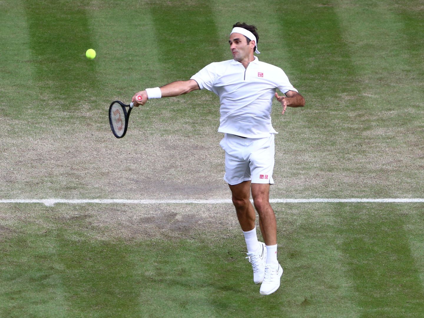 Roger Federer, durante su partido ante Kei Nishikori en los cuartos de final de Wimbledon. (Reuters)