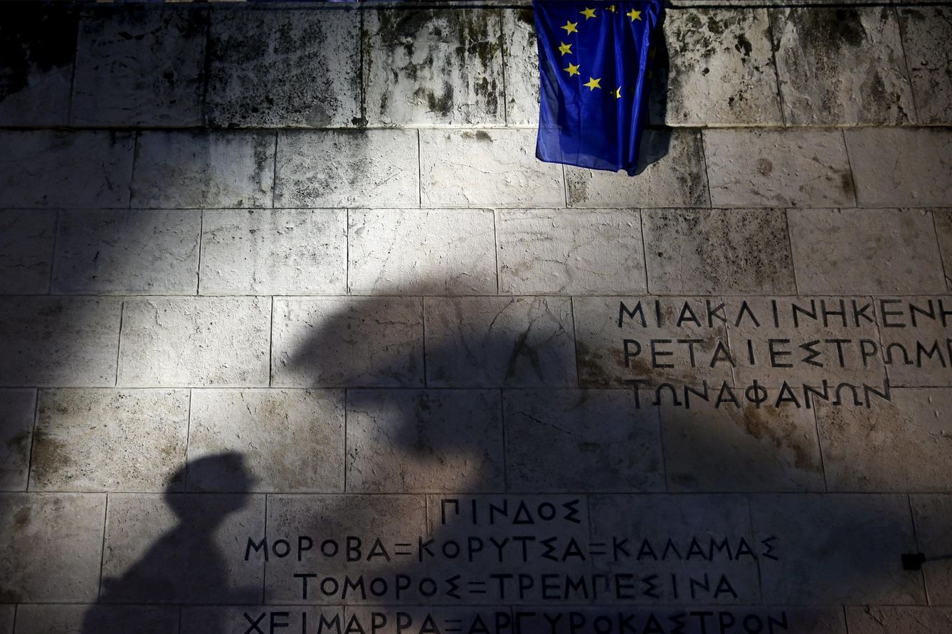 Una bandera de la UE en la tumba del soldado desconocido, ante el Parlamento griego, en Atenas. (Reuters)