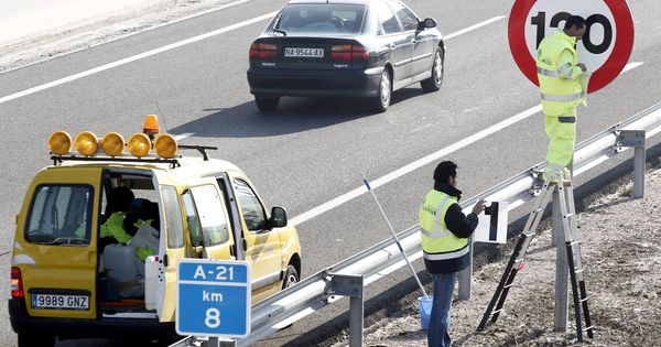 Foto: Obras en una autopista en Navarra. (EFE)
