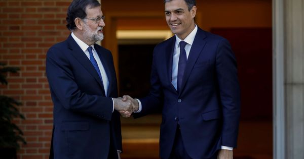 Foto: Mariano Rajoy y Pedro Sánchez, este 15 de mayo minutos antes del comienzo de su reunión en el palacio de La Moncloa. (EFE)
