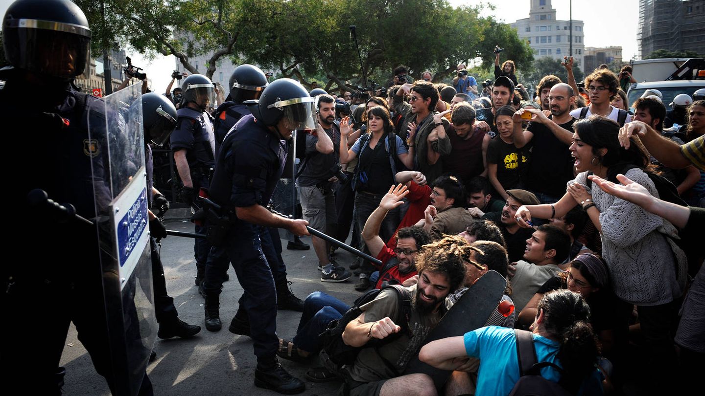 Los Mossos d'Esquadra desalojan la Plaza Cataluña, en Barcelona, en mayo de 2011. (Getty: David Ramos)