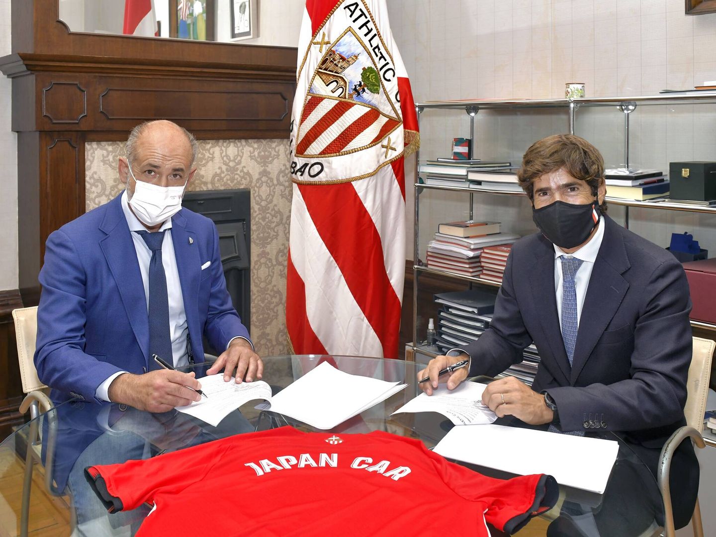 La firma del acuerdo entre el Athletic Club, representado por su presidente Aitor Elizegi, y los concesionarios Japan Car y Lexus Bilbao tuvo lugar en el Palacio de Ibaigane.
