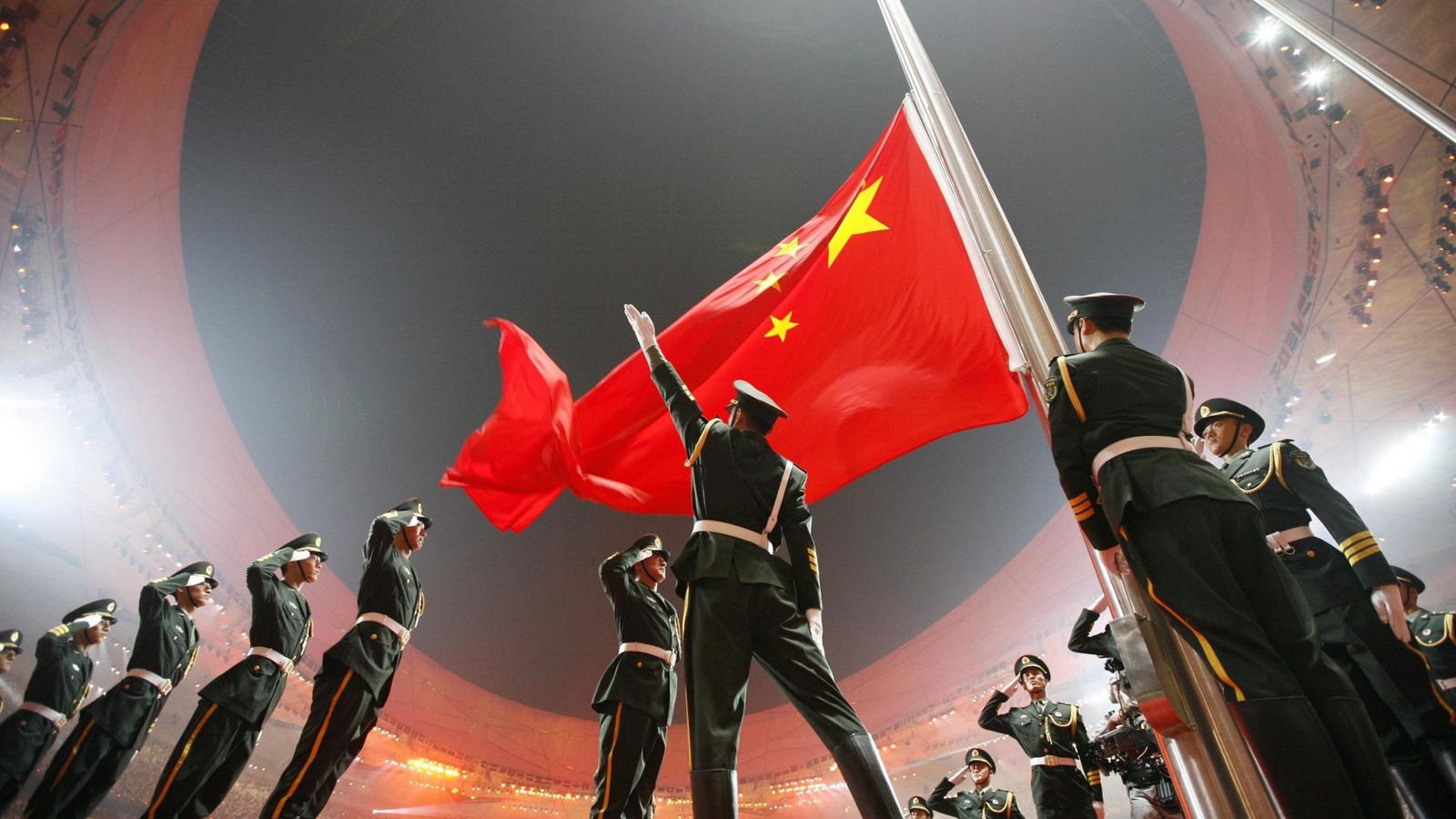 Foto: Izado de la bandera china durante la ceremonia de apertura de los Juegos de Pekín, el 8 de agosto de 2008. (Reuters)