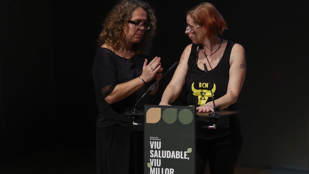 Una activista interrumpe un acto en Barcelona con Yolanda Díaz, Alberto Garzón y Ada Colau