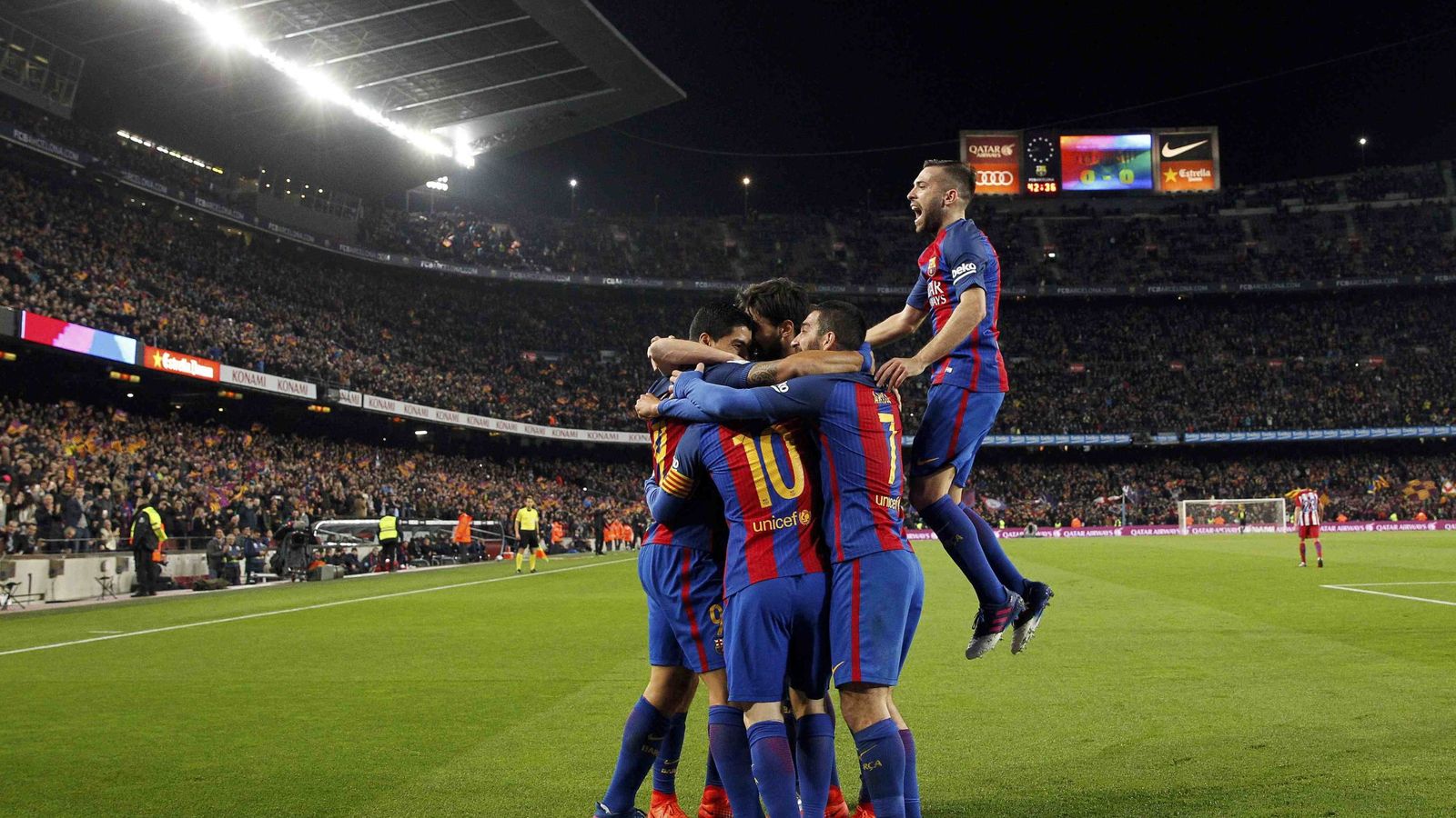 Foto: Los jugadores del Barça se apiñan sobre Suárez (Albert Gea/Reuters).