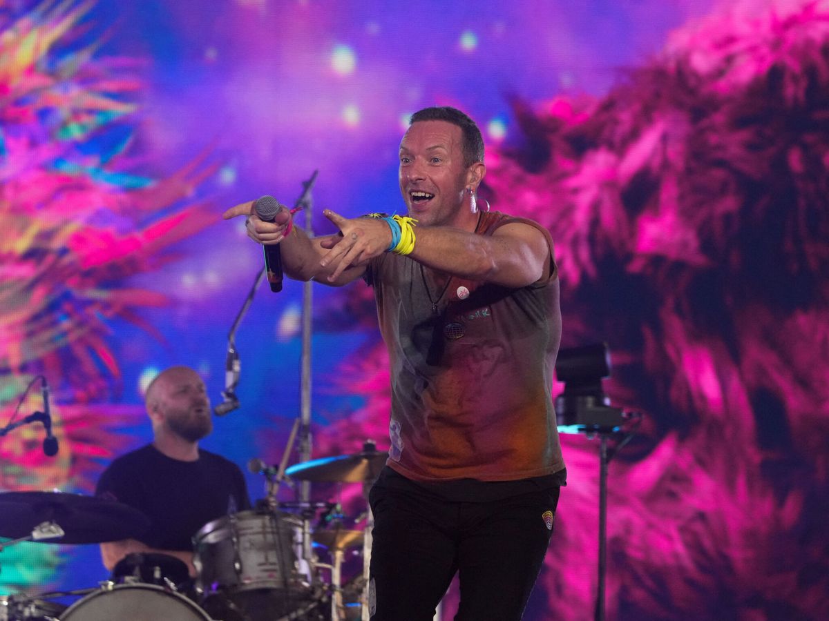 Foto: Coldplay en el concierto de Wembley en Londres apuntado a un fan que sí pudo comprar una entrada (REUTERS/ Maja Smiejkowska)