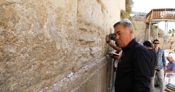 Foto: Ancelotti, de visita al Muro de las Lamentaciones de Jerusalén. (Reuters)