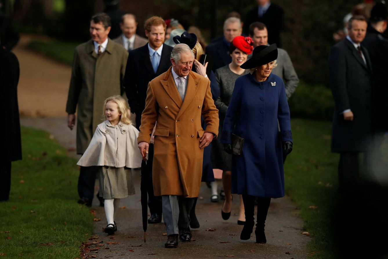 El príncipe Carlos y su mujer Camila, junto a otros miembros de la familia real británica, en Sandringham, el 25 de diciembre de 2016. (Reuters)
