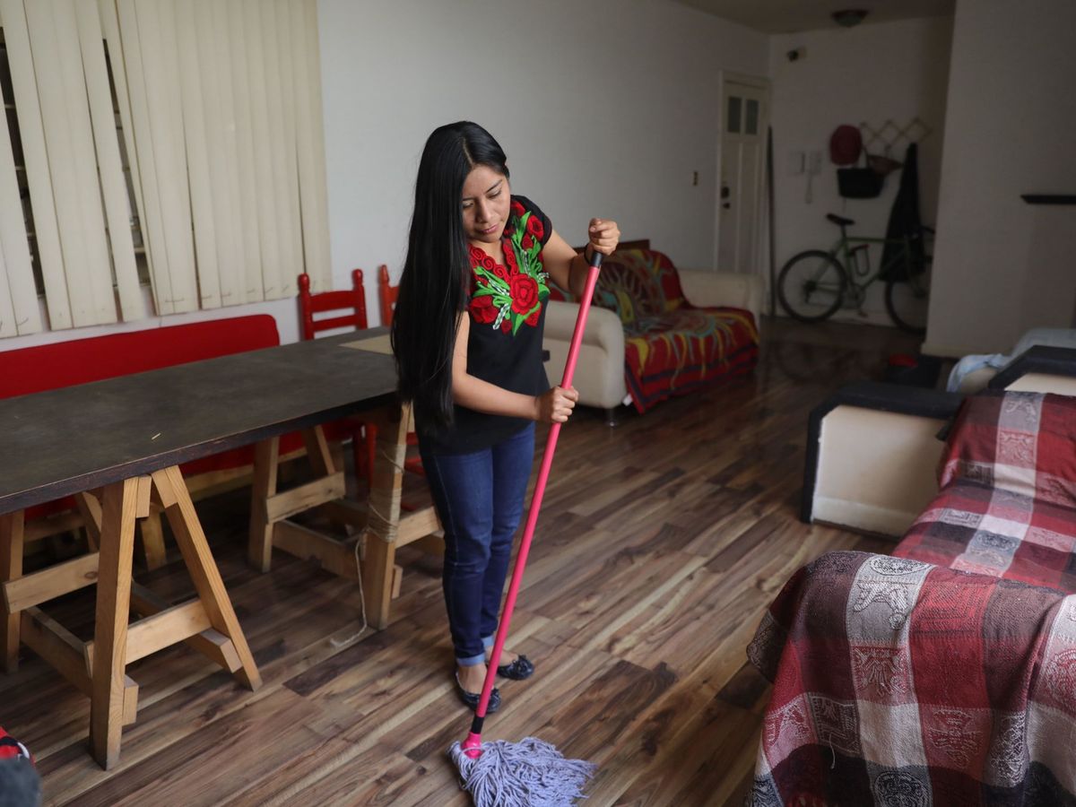 Foto: Una trabajadora de hogar, en 2019. (EFE)