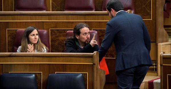 Foto: El líder de Podemos, Pablo Iglesias (c), conversa con el coordinador general de IU, Alberto Garzón (d), ante la diputada Ione Belarra durante el pleno. (EFE)