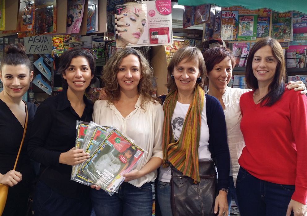 Foto: El elenco de la compañía Primas de Riesgo en el kiosko donde se puede comprar la revista porno que distribuye