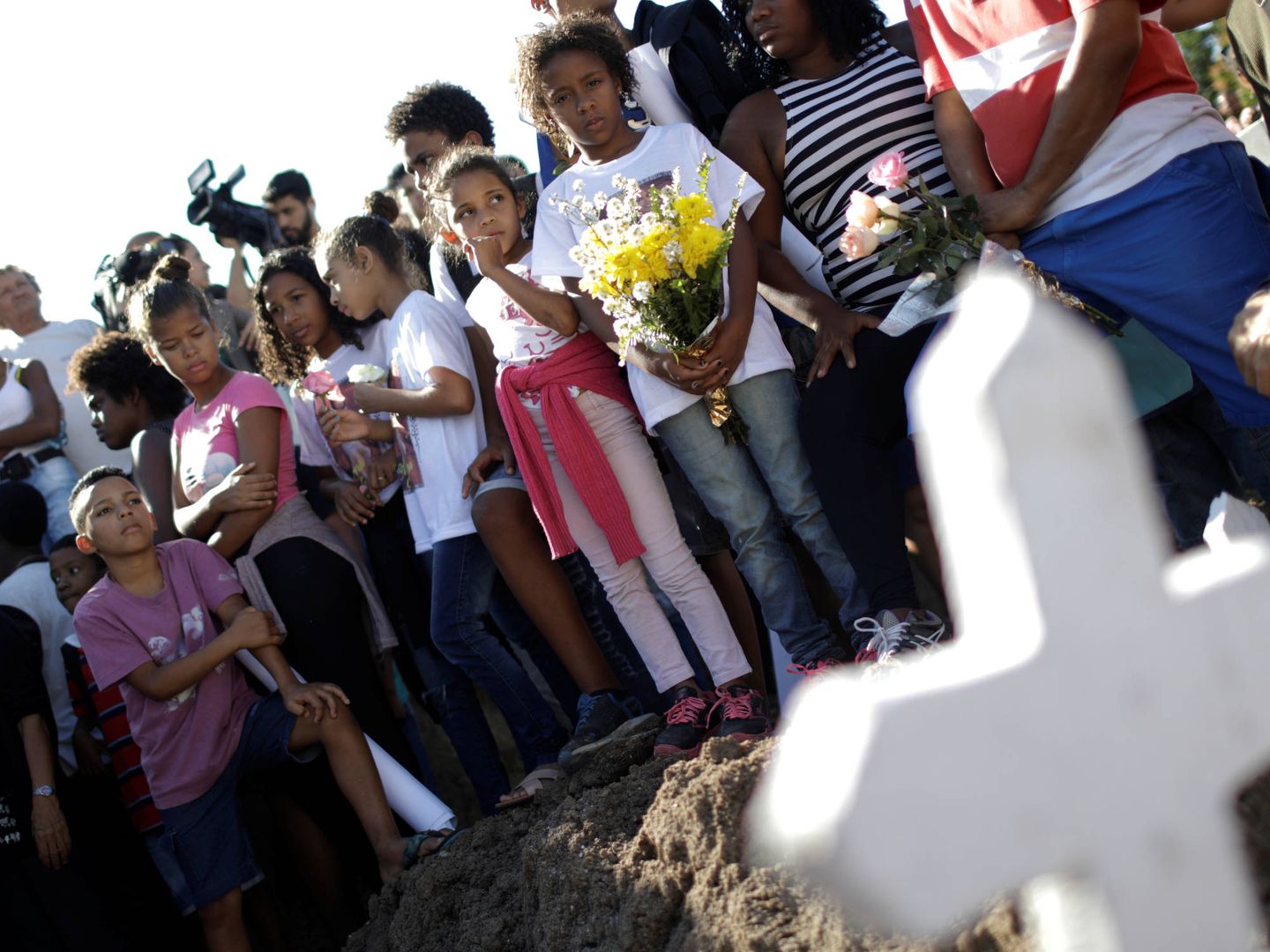 Menores durante el funeral de una niña de 10 años muerta durante un enfrentamiento entre policía y narcos en la favela de Lins, Río de Janeiro. (Reuters) 