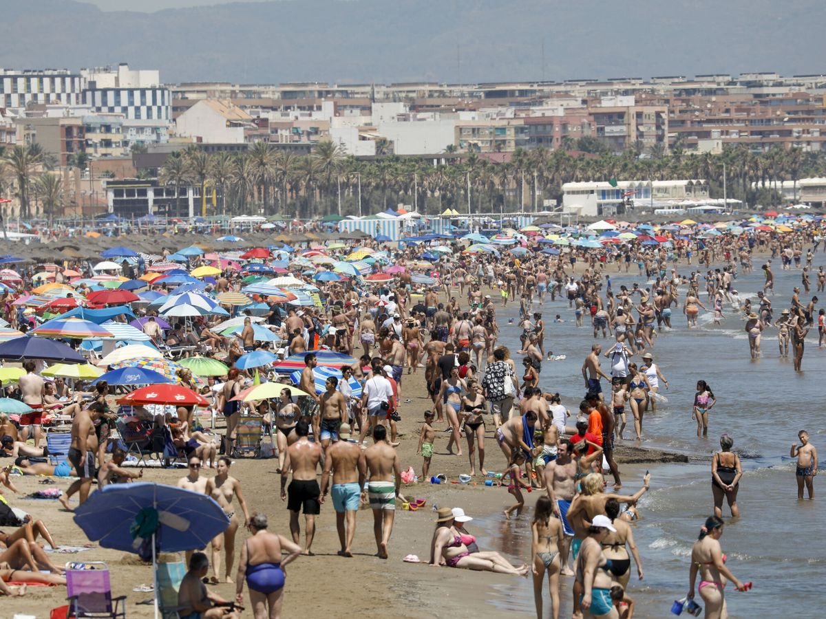 Foto: Playa de la Malvarrosa, en Valencia. (EFE/Juan Carlos Cárdenas)