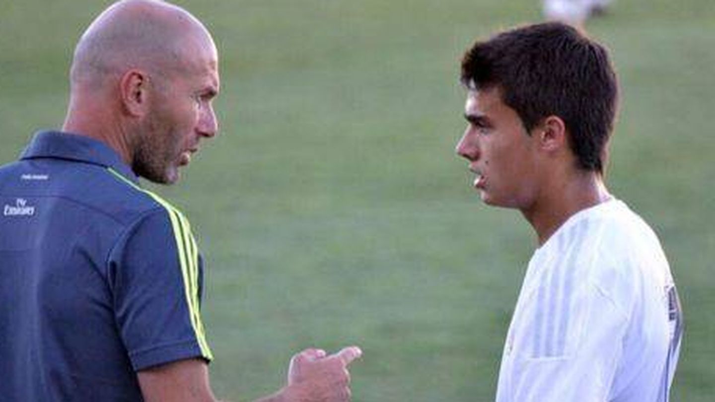 Zidane y Reguilón, durante un entrenamiento del Real Madrid cuando el defensa aún estaba en el Castilla.