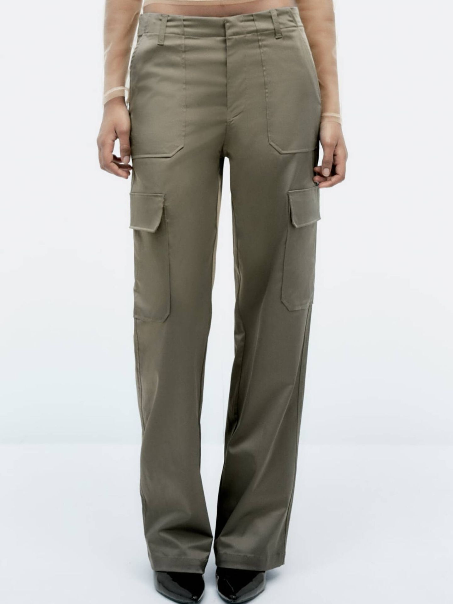 El pantalón cargo de Zara inspirado en los looks más informales de la reina Letizia. (Cortesía)