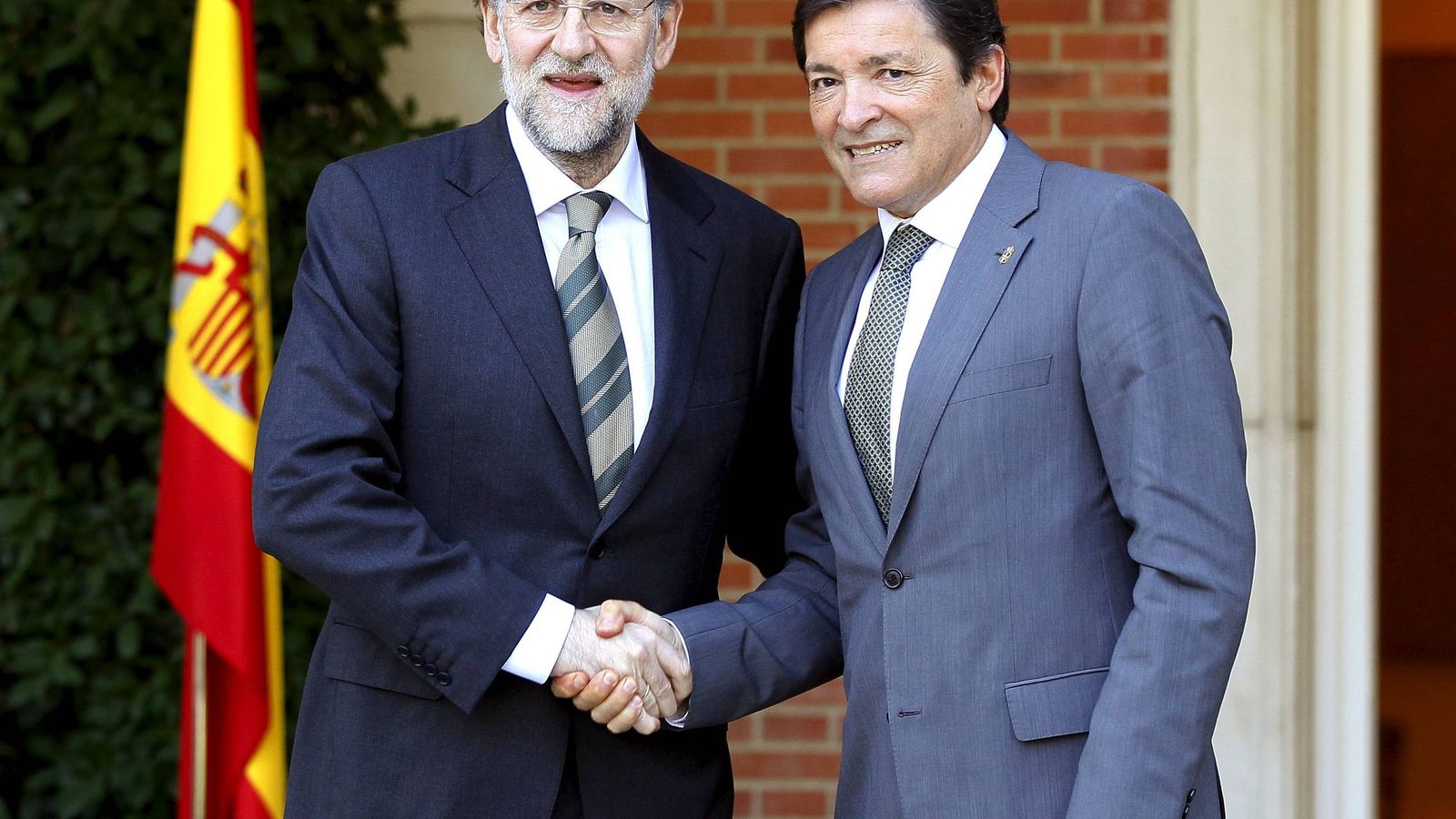 Foto: El presidente del Gobierno, Mariano Rajoy (i), saluda al socialista Javier Fernández, mientras este era jefe del Ejecutivo asturiano (d), en 2012. (EFE)