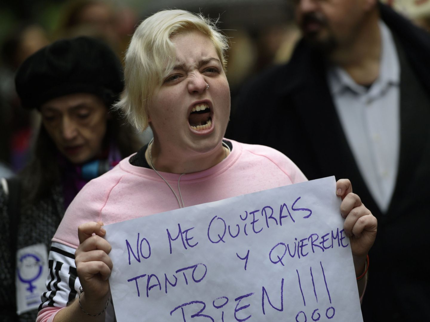 Una mujer grita durante la manifestación en Oviedo. (Reuters)