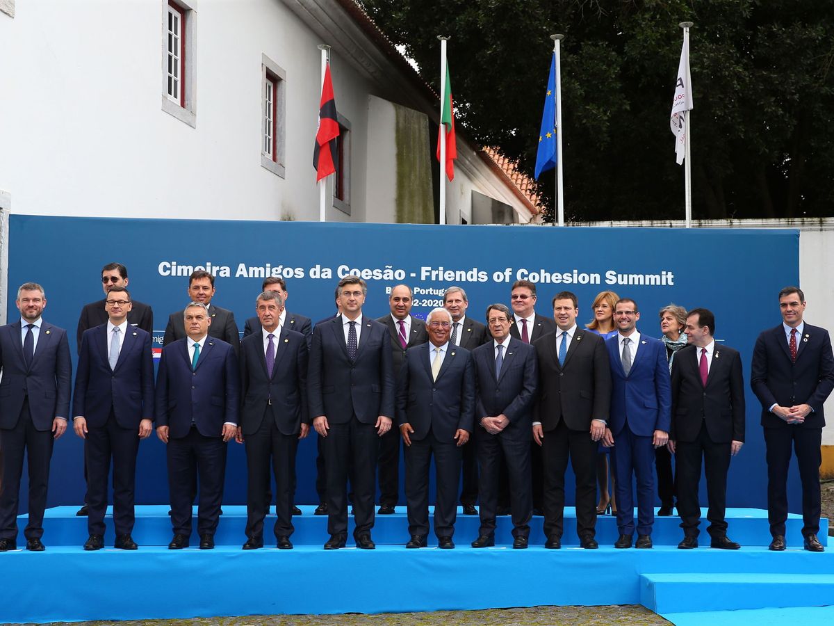 Foto: Pedro Sánchez, junto al resto de líderes de la UE, durante una reunión en Portugal. (EFE)