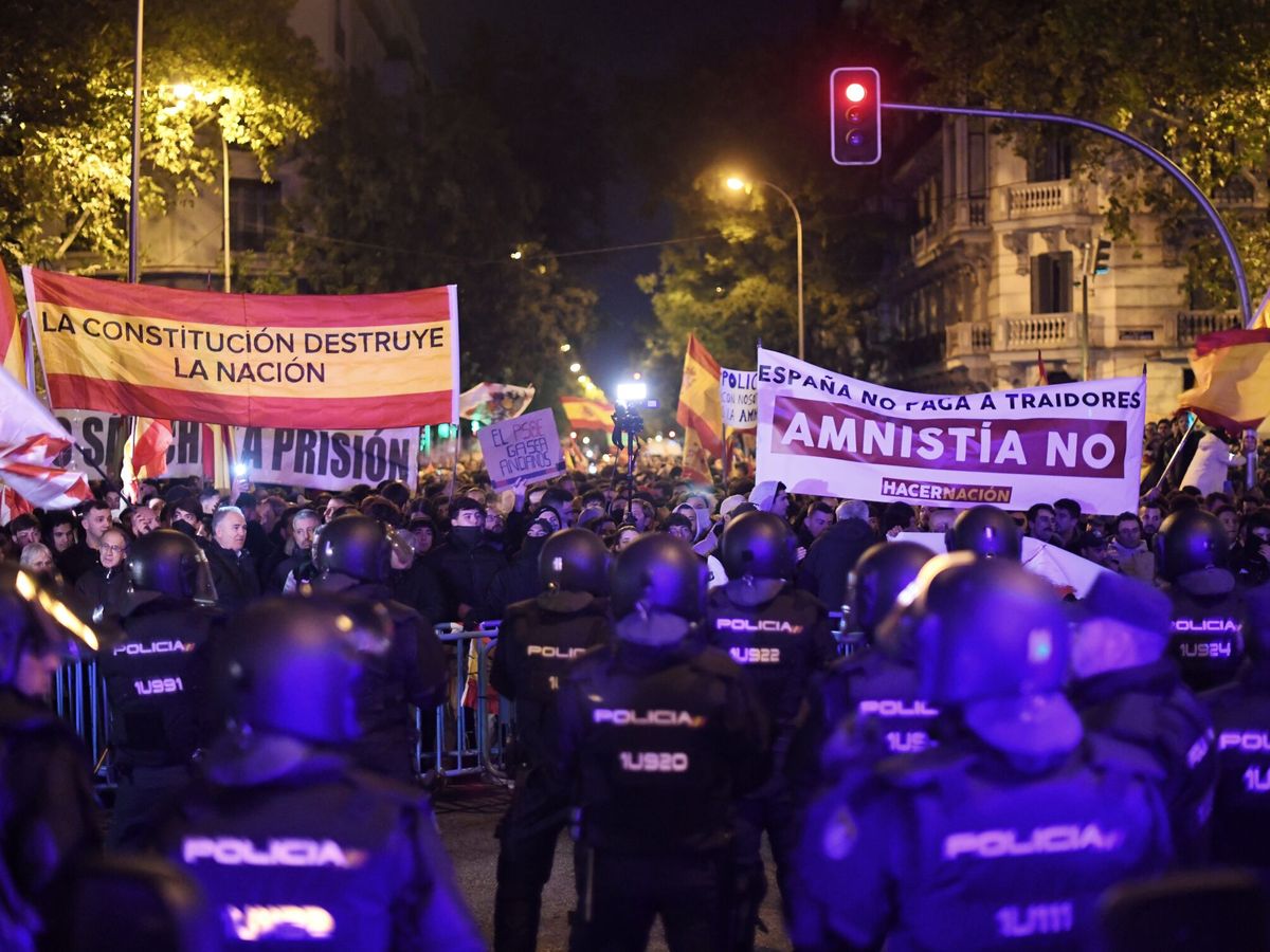 Foto: Pancartas contra la Constitución en las protestas de Ferraz. (Europa Press/Fernando Sánchez)