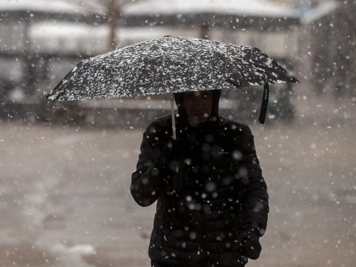 Foto: Un hombre se protege de las precipitaciones este miércoles en el centro de Vitoria. (EFE/David Aguilar)